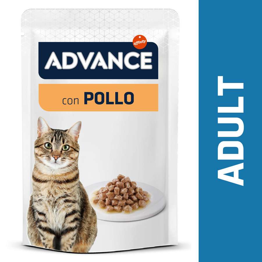 Sachê de 85g de petiscos Advance Adult com sabor de frango ao molho para gatos.