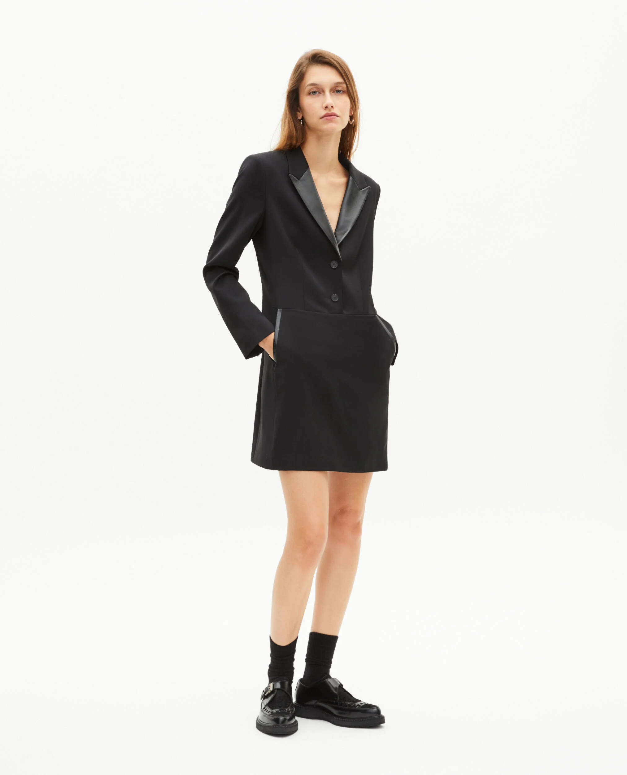 Robe courte en laine et col en cuir noire