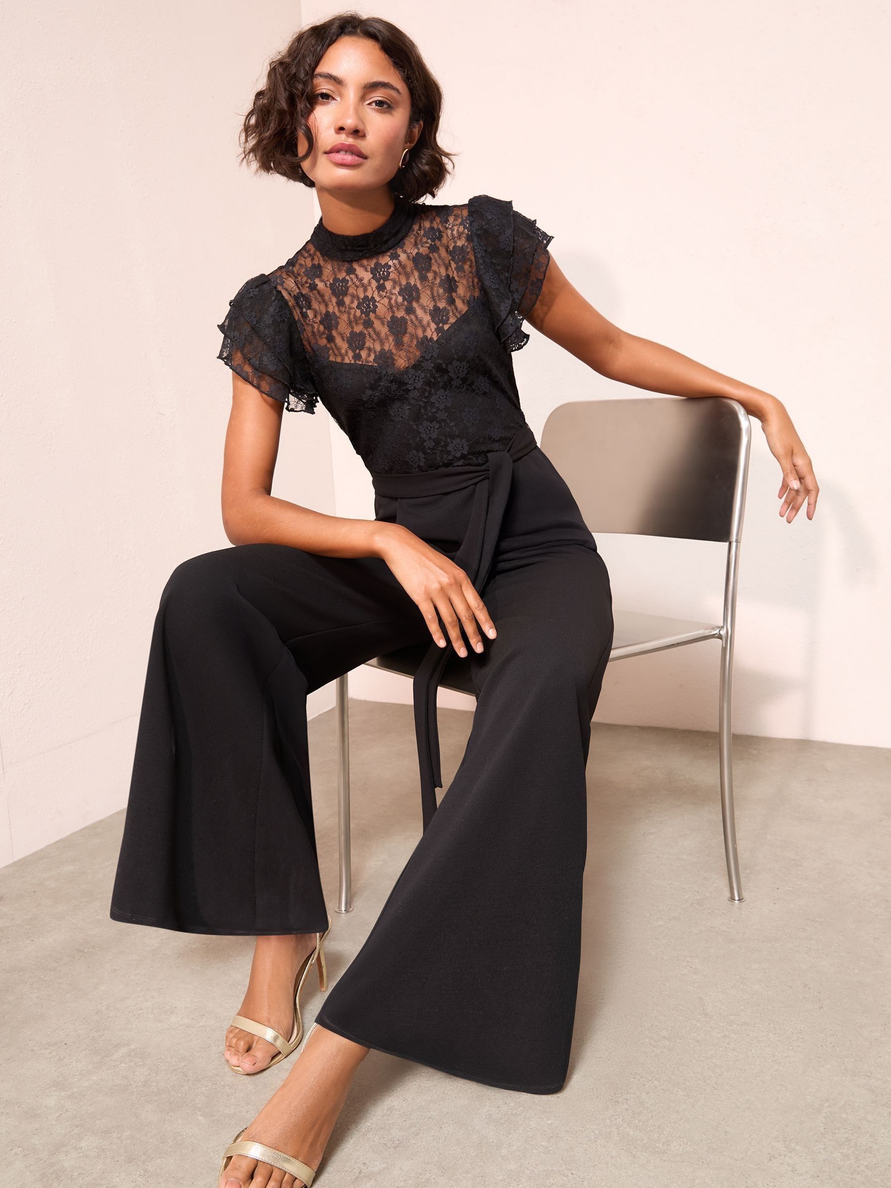 Zwart - Friends Like These jumpsuit van kant en scubamix met ruches aan de mouwen