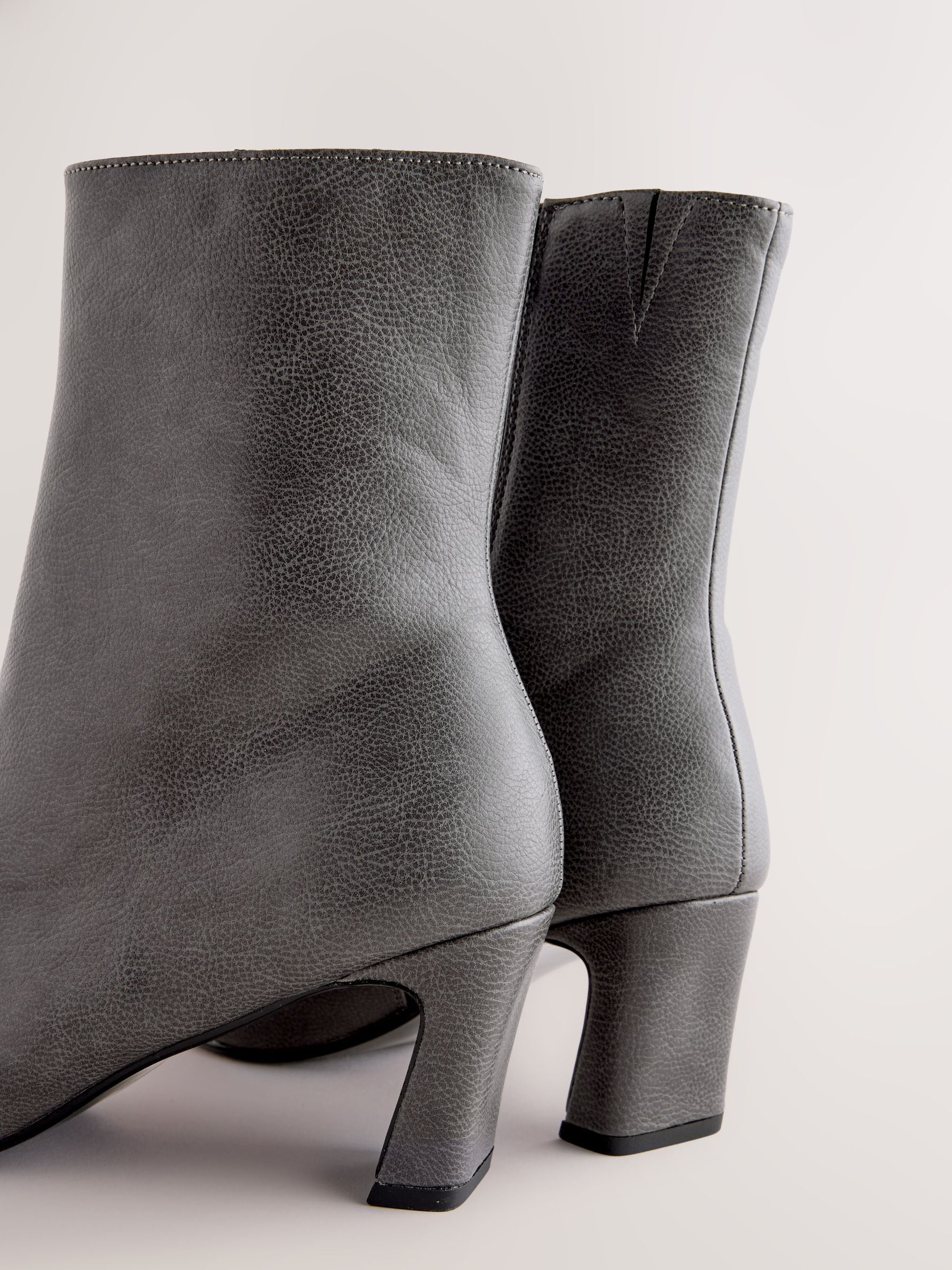 Grijs - Forever Comfort® enkellaarsjes met hak en spitse neus