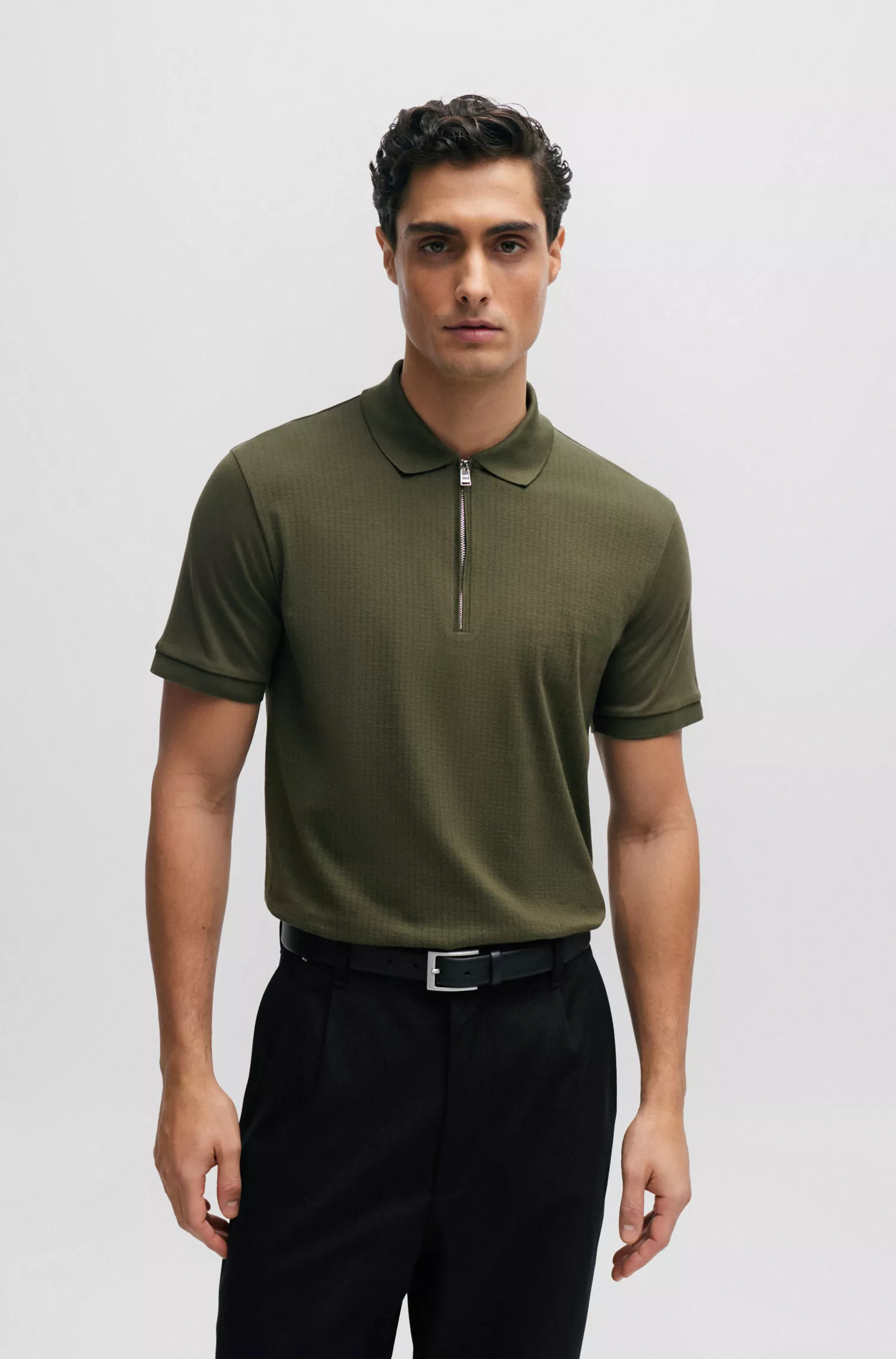 Camisa polo BOSS preta, estruturada em algodão, corte slim, com fecho de zíper.