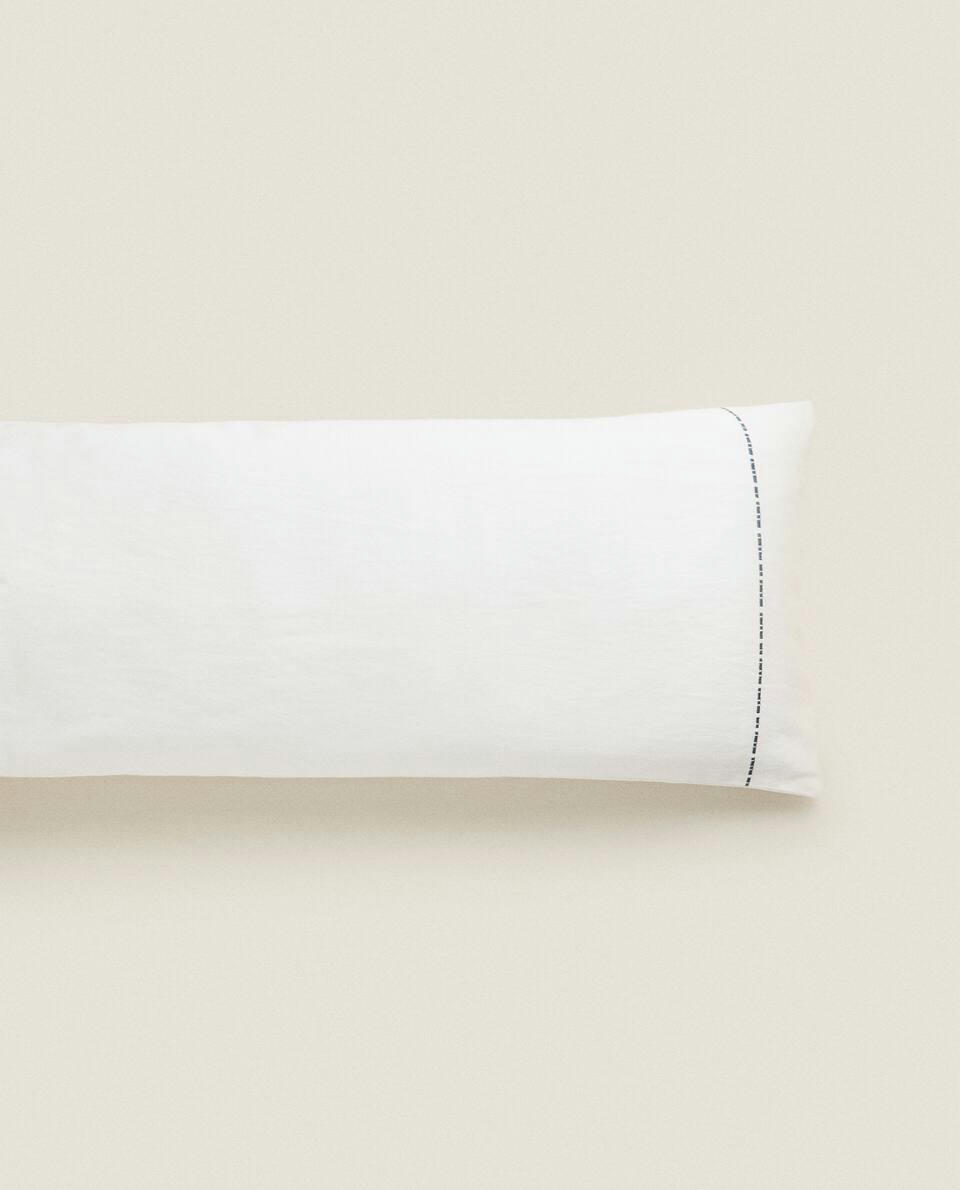 CAPA DE ALMOFADA COM COSTURA DETALHADA