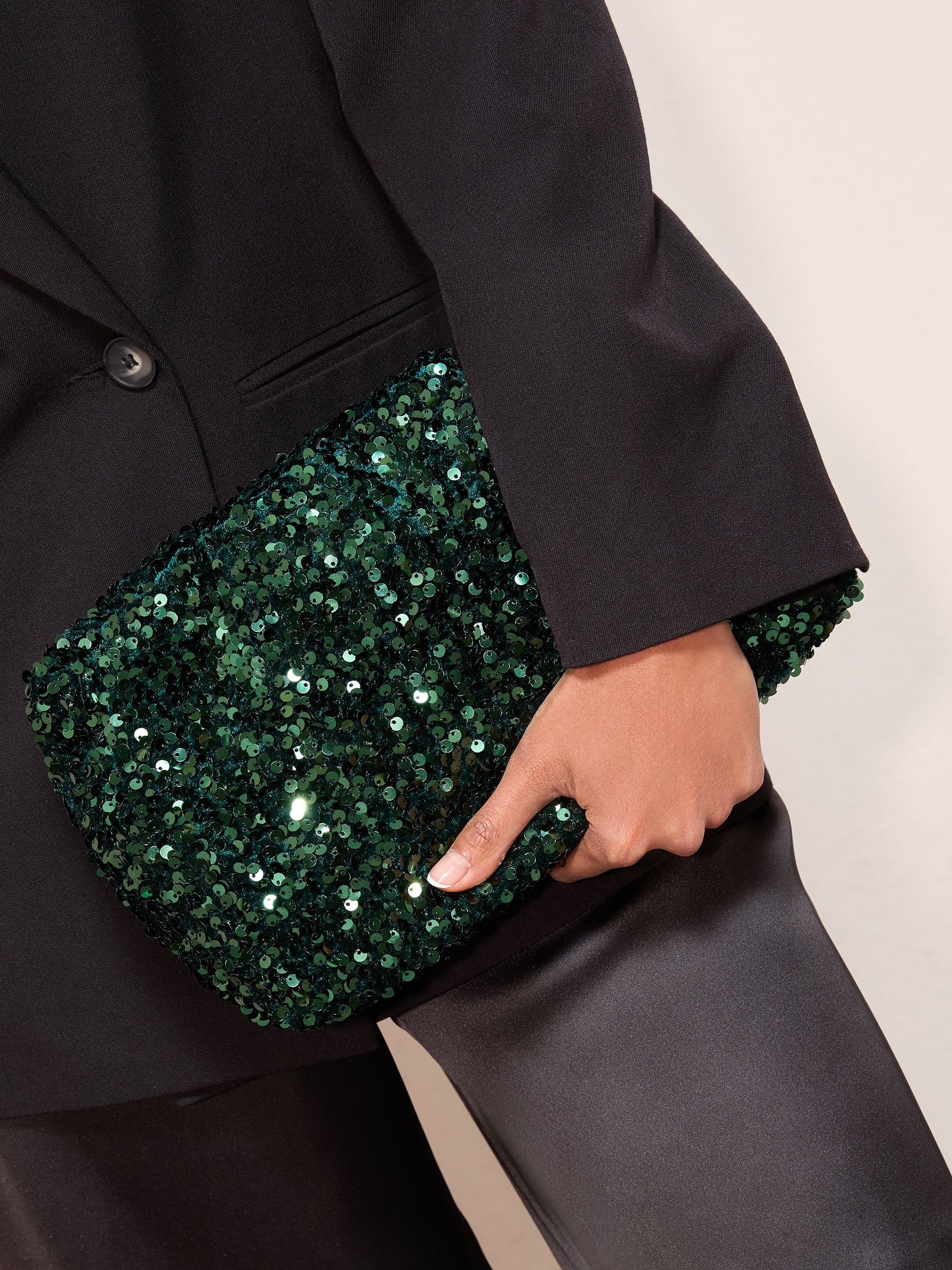 Zilveren lovertjes - Friends Like These Scrunch Clutch Bag
