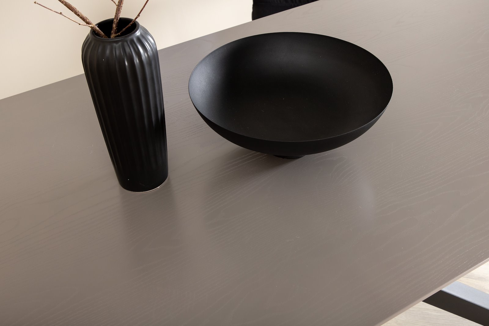 Piazza spisebord Grå spisebordplate i finér med sorte kryssben i metall.