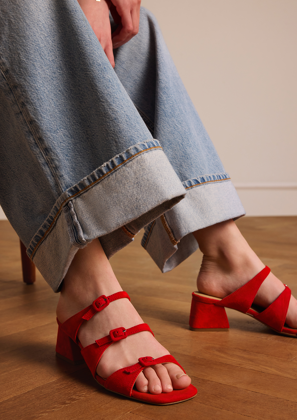 Rode suède sandalen met hak en gespjes
