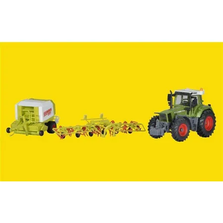 Kibri Fendt Traktor mit Anbaugeräten