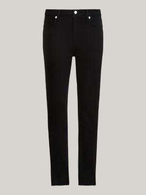 Calça jeans preta de cintura alta e corte reto, estilo cigarrete.