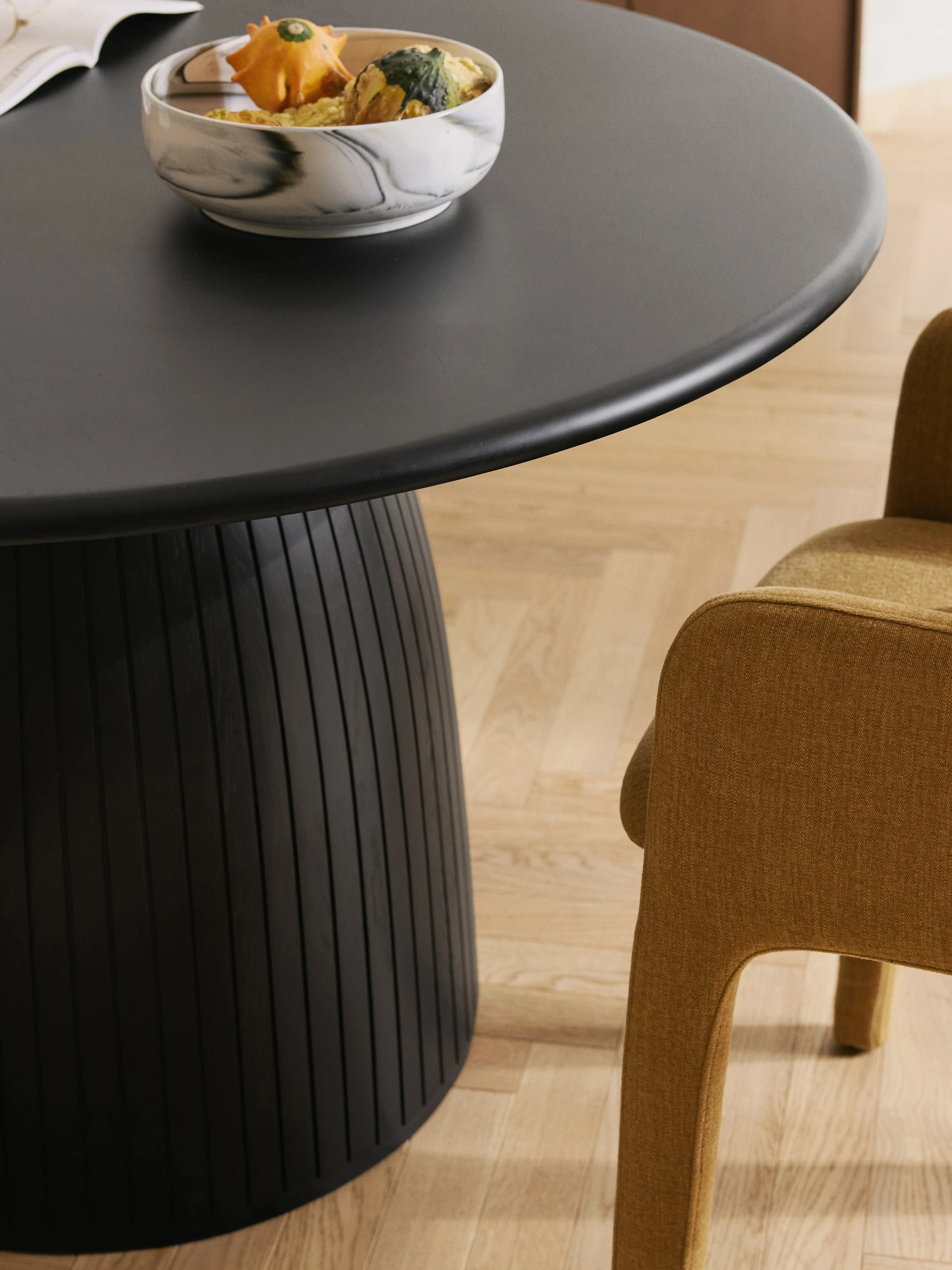 Ronde eettafel Nelly met groefstructuur, in verschillende formaten
