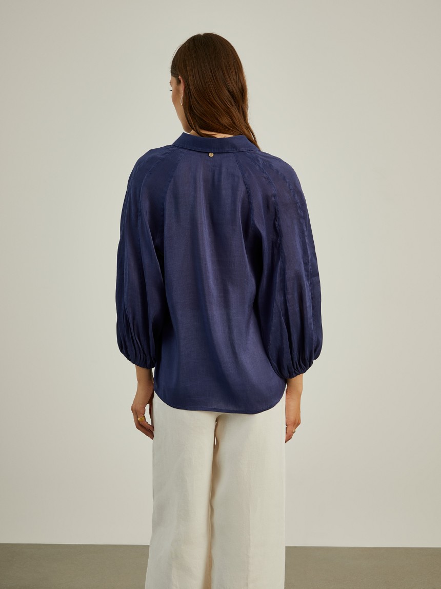 Camisa de linho e seda com mangas abalonadas