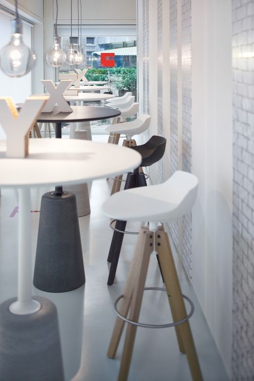 MDF Italia Flow Stool barkruk 78cm met VN naturel eiken onderstel wit