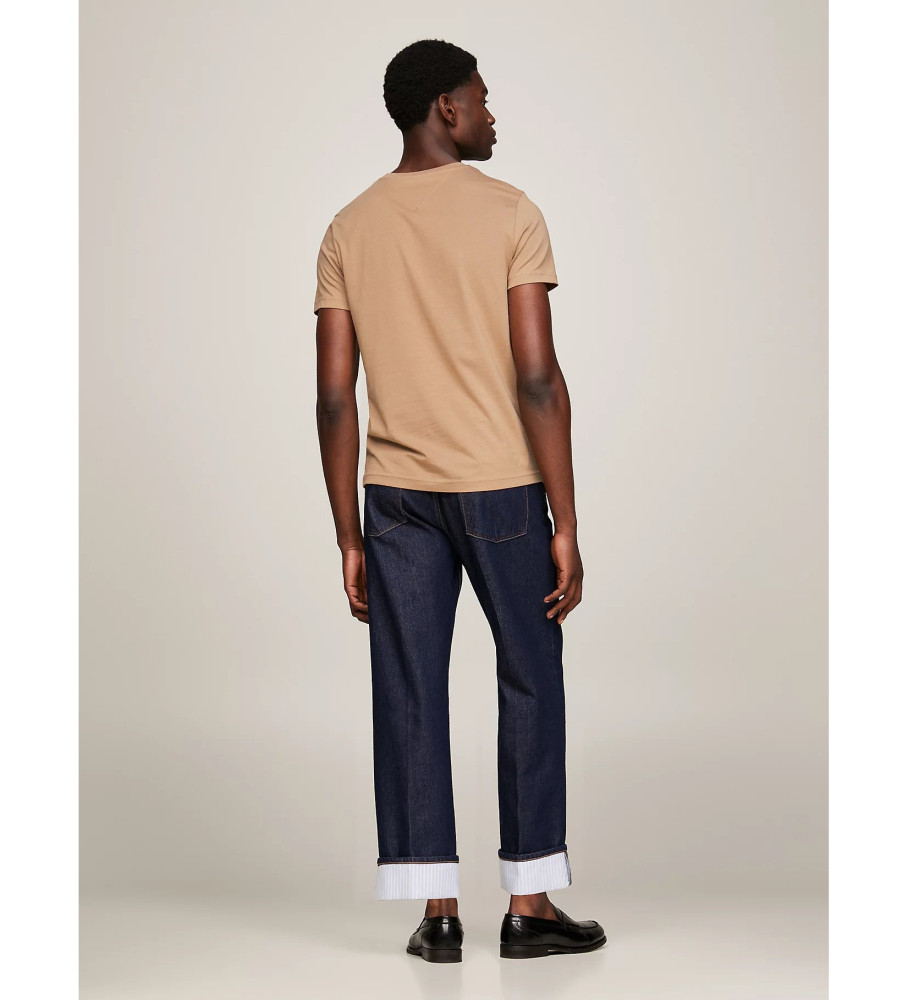 Camiseta Tommy Hilfiger Slim Fit com Logo Marrom