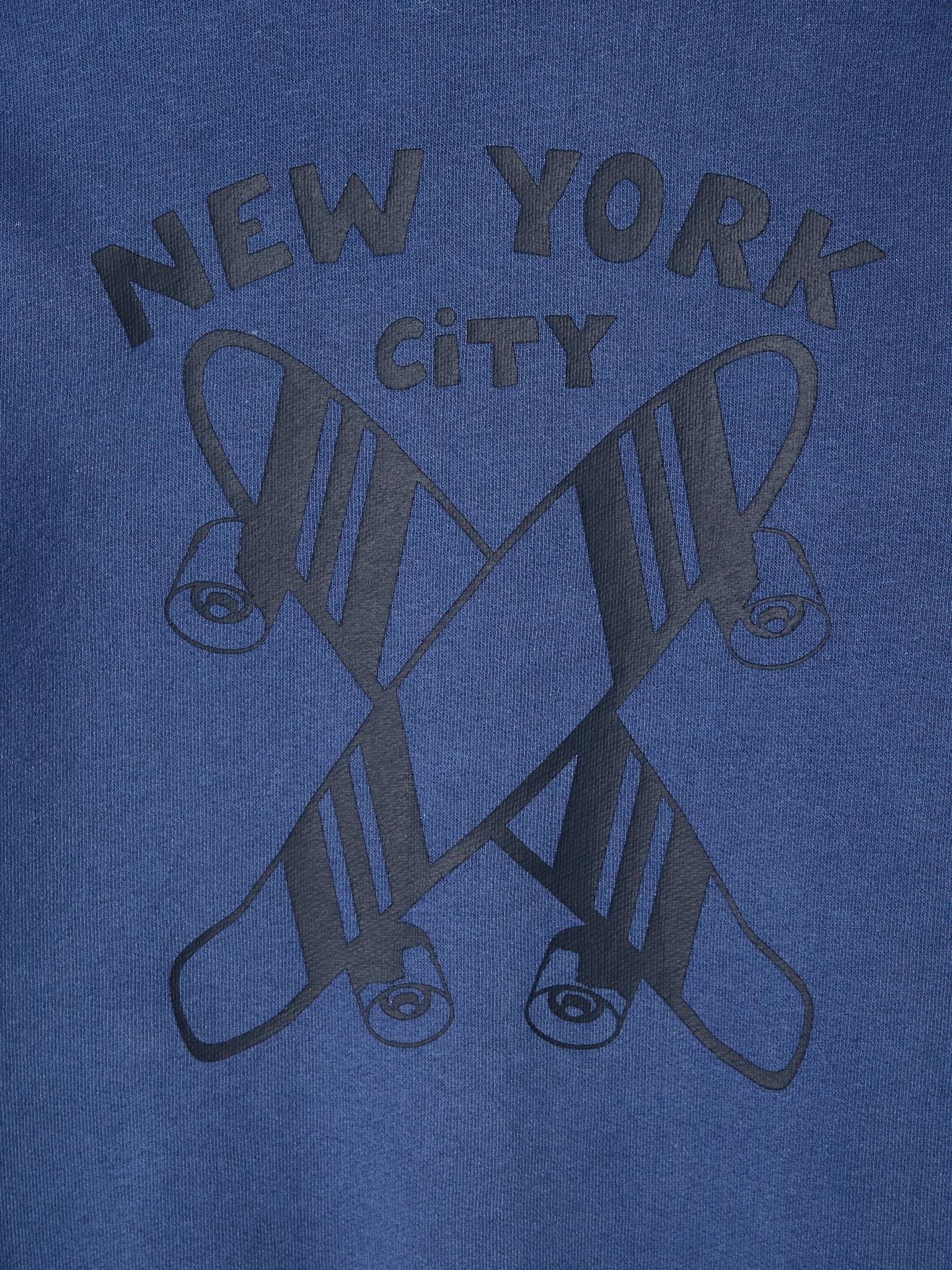 Moletom com zíper e blocos de cores com estampa de skate nas costas, azul escuro liso com detalhes.