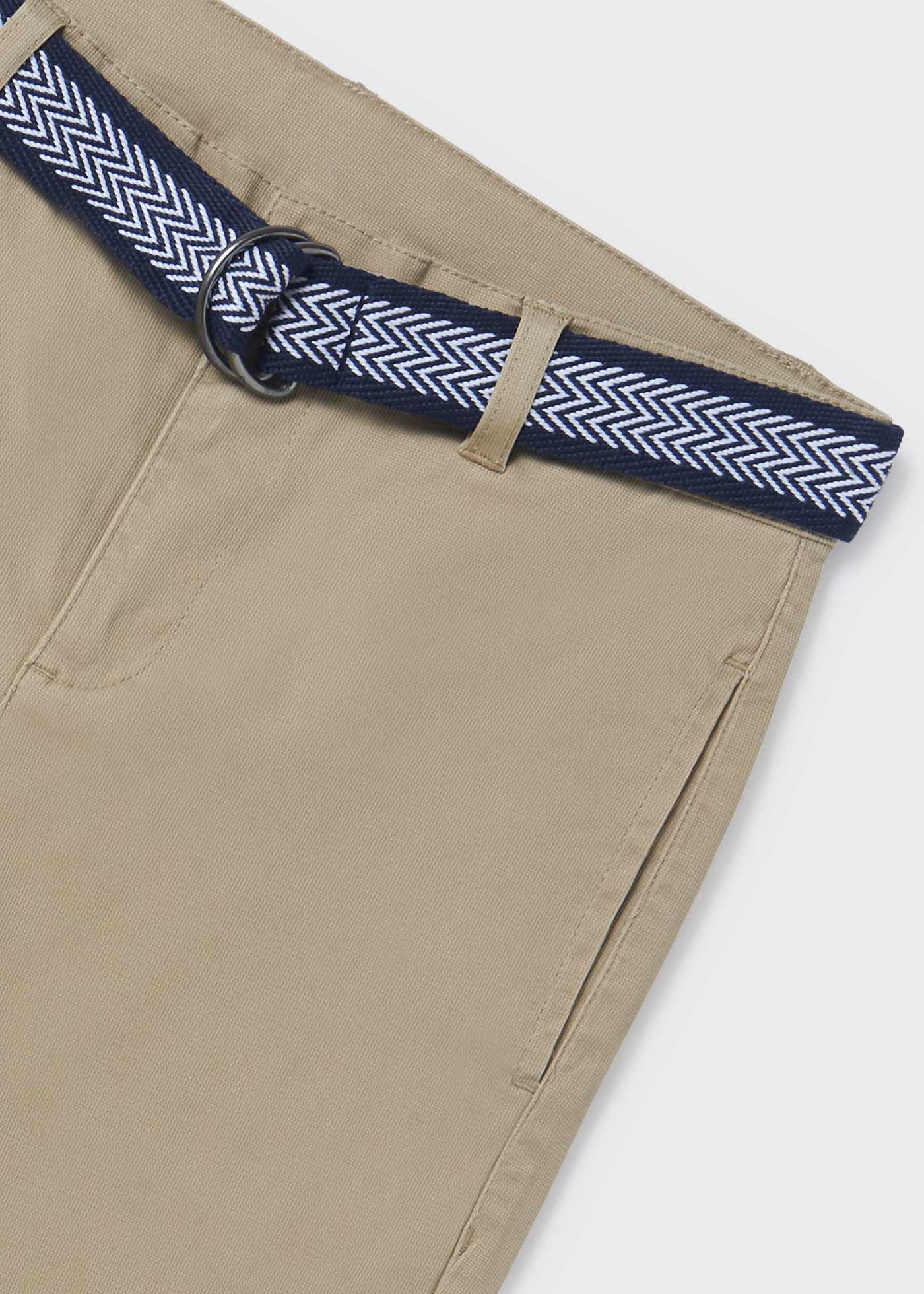 Calça chino em piqué com cinto pequeno.