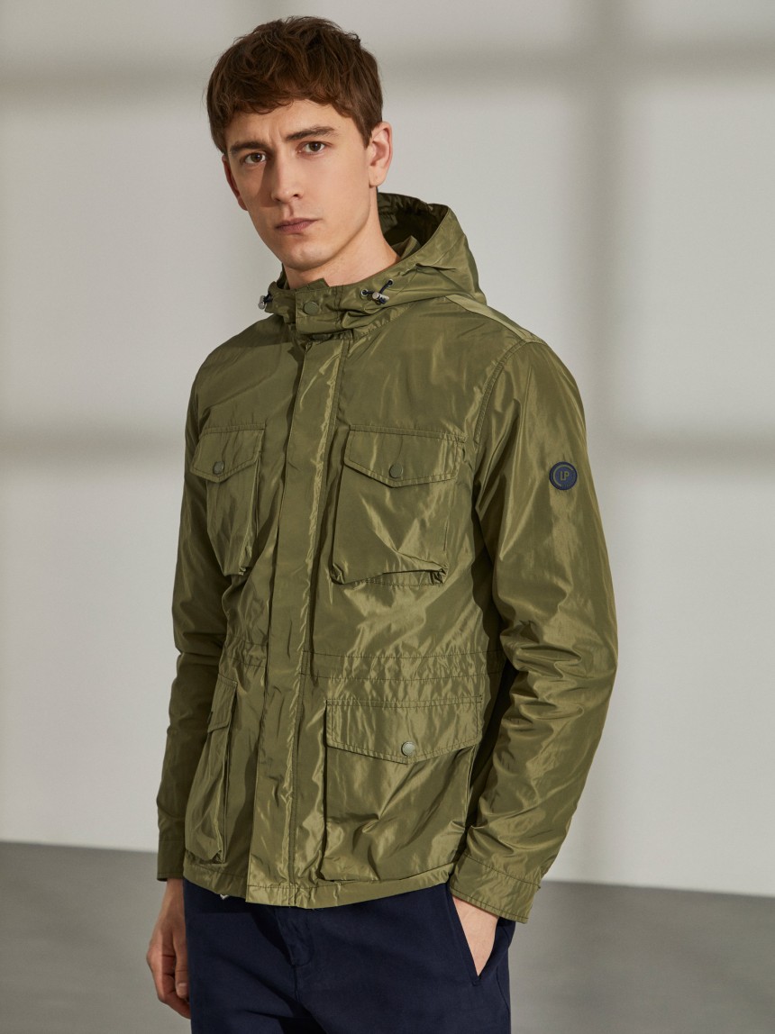 Parka em tecido técnico com capuz e bolsos
