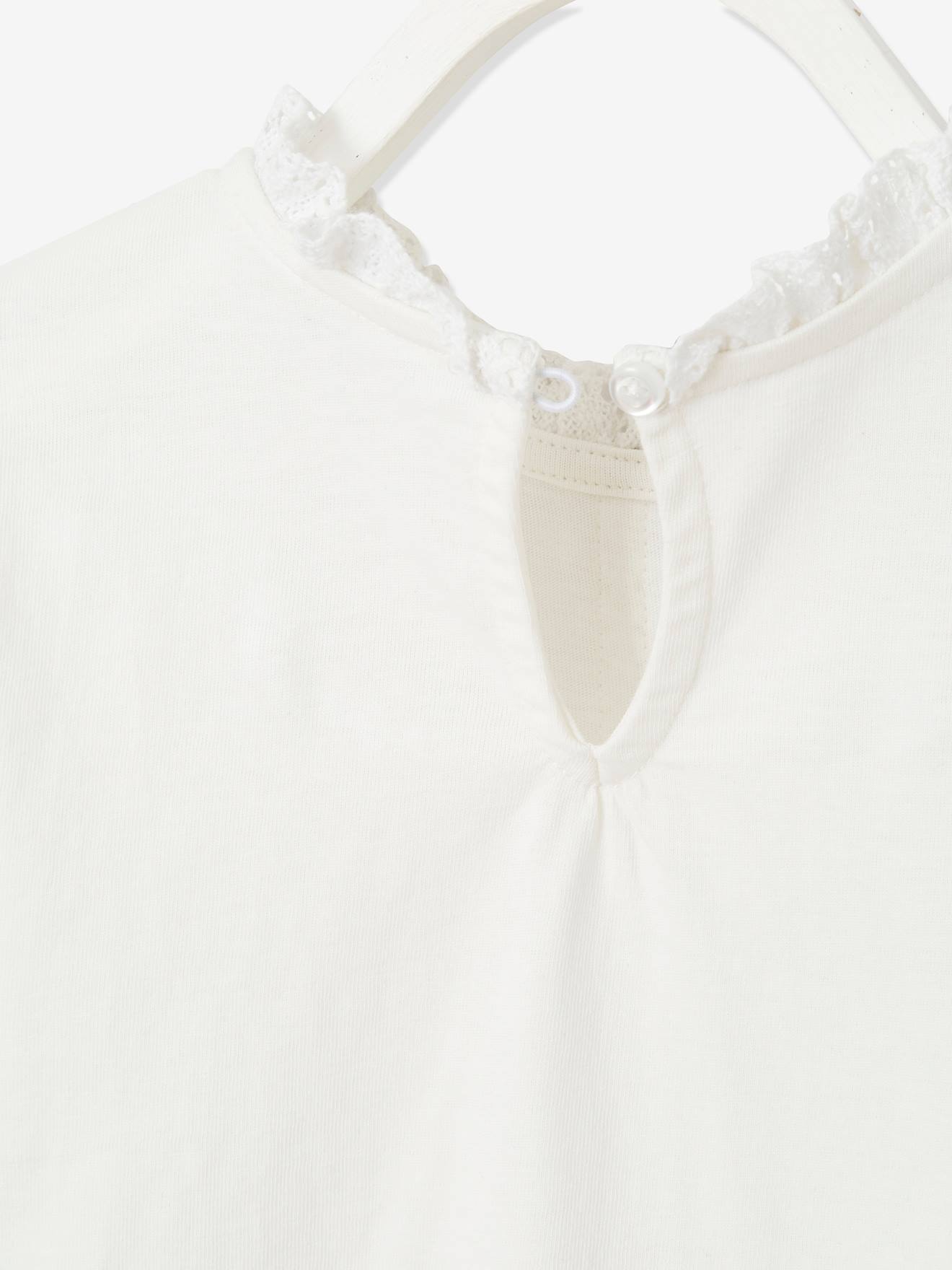 Blusa lisa verde-clara estilo camiseta com detalhes em macramê para meninas