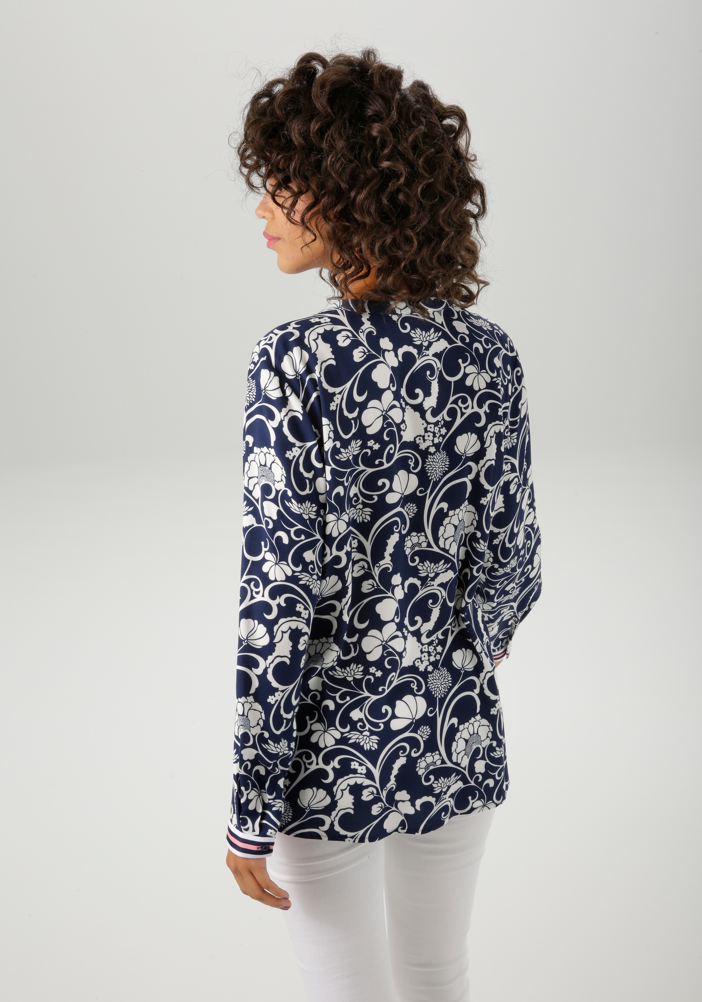 Aniston CASUAL Schlupfbluse , mit fantasievollem, grafischen Blumendruck - NEUE KOLLEKTION