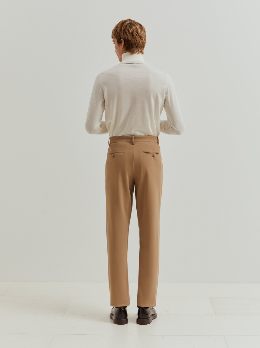 Calças chino regular fit vincadas