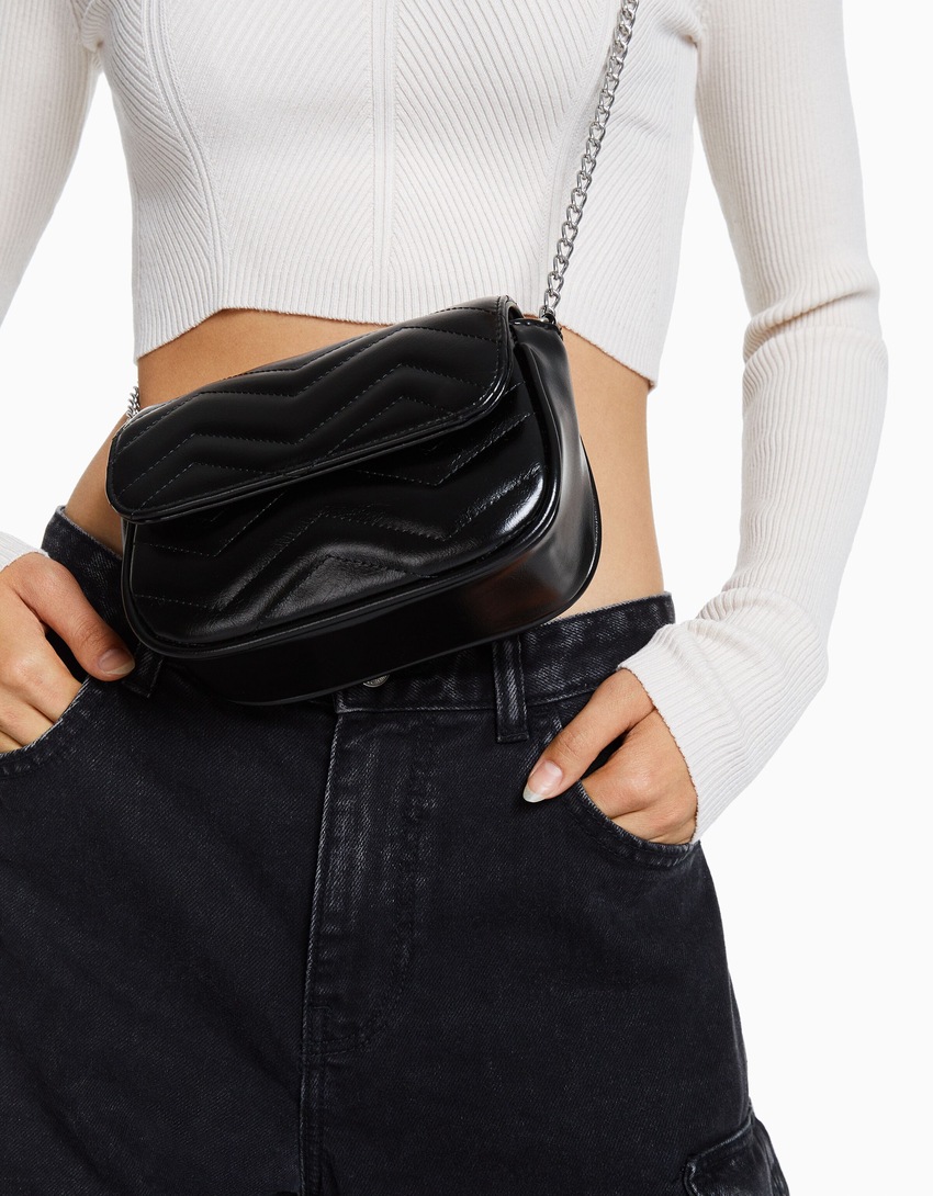 Bolsa transversal acolchoada com efeito de couro