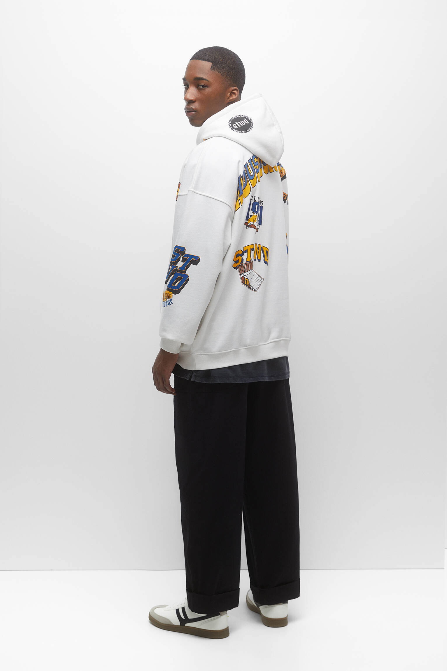 MOLETOM COM CAPUZ STWD COM APLIQUES - BRANCO OFF-WHITE