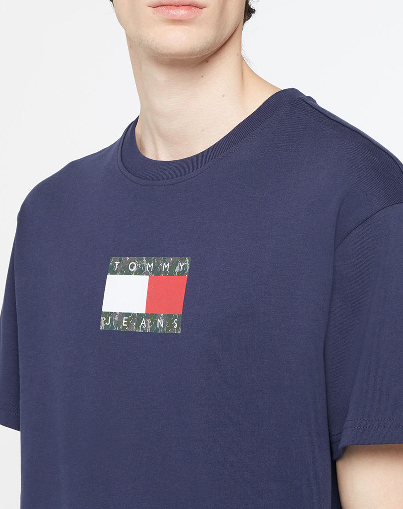 Tommy Jeans T-Shirt 100% Coton Bio Tjm Camo Flag Script bleu marine