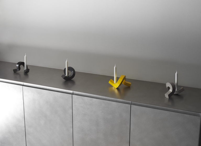 Normann Copenhagen Crooked One kandelaar aluminium Warm Grey