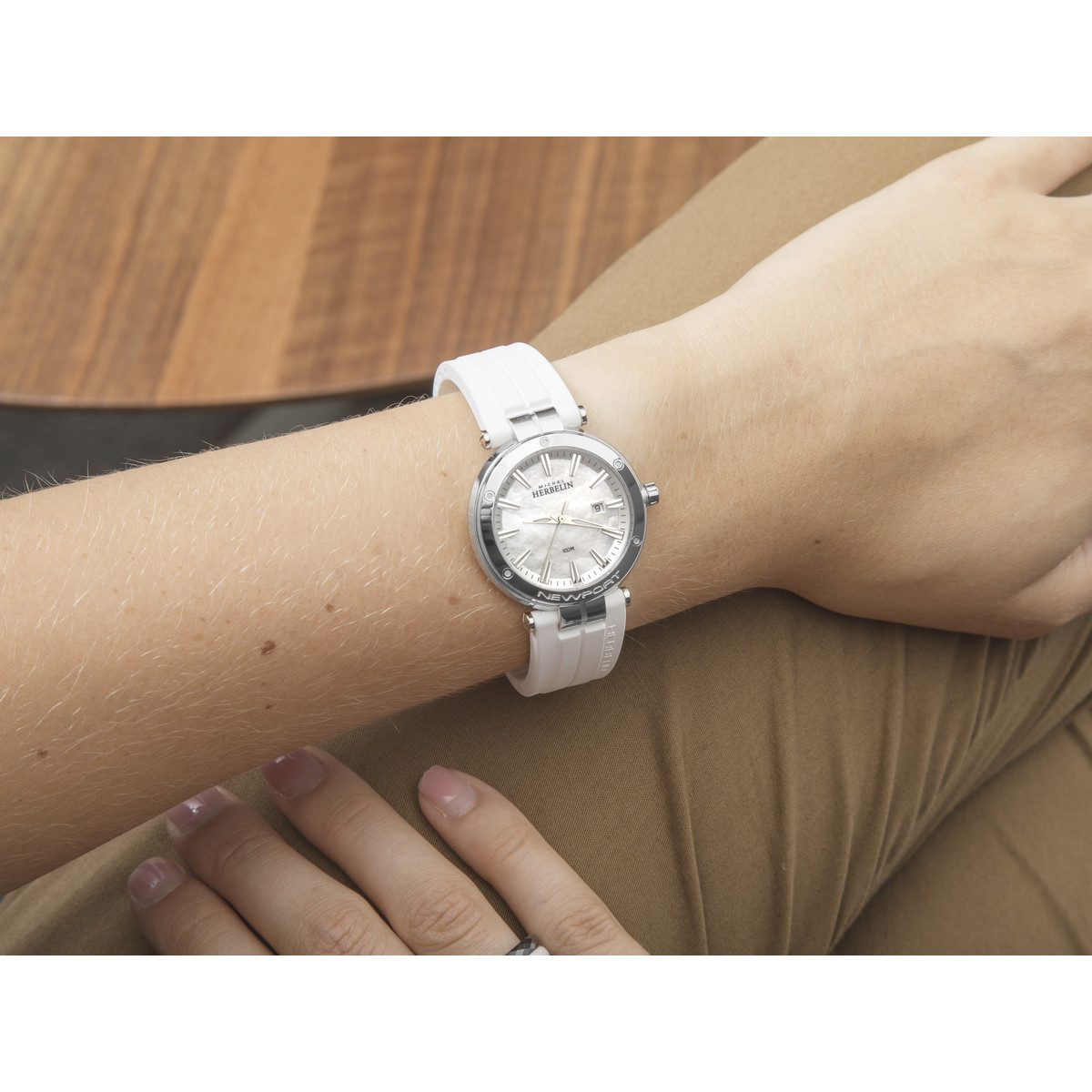 Montre HERBELIN Newport femme acier racelet caoutchouc blanc