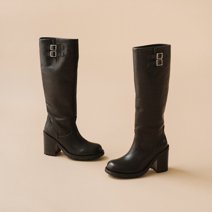 Bottes à talons, semelles crantées et bouts ronds  cuir noir