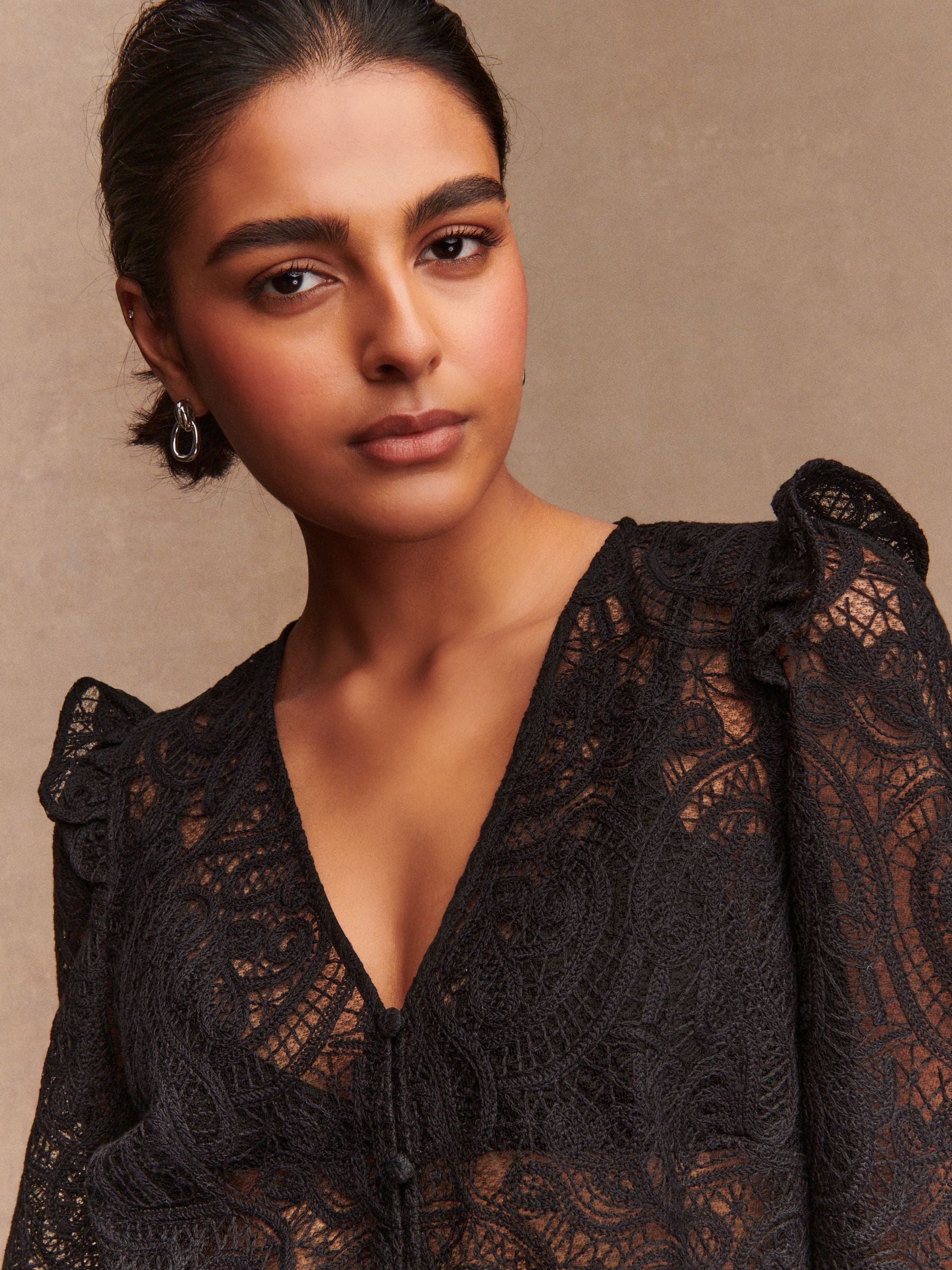 Zwart - Paisley Lace V-Neck Blouse