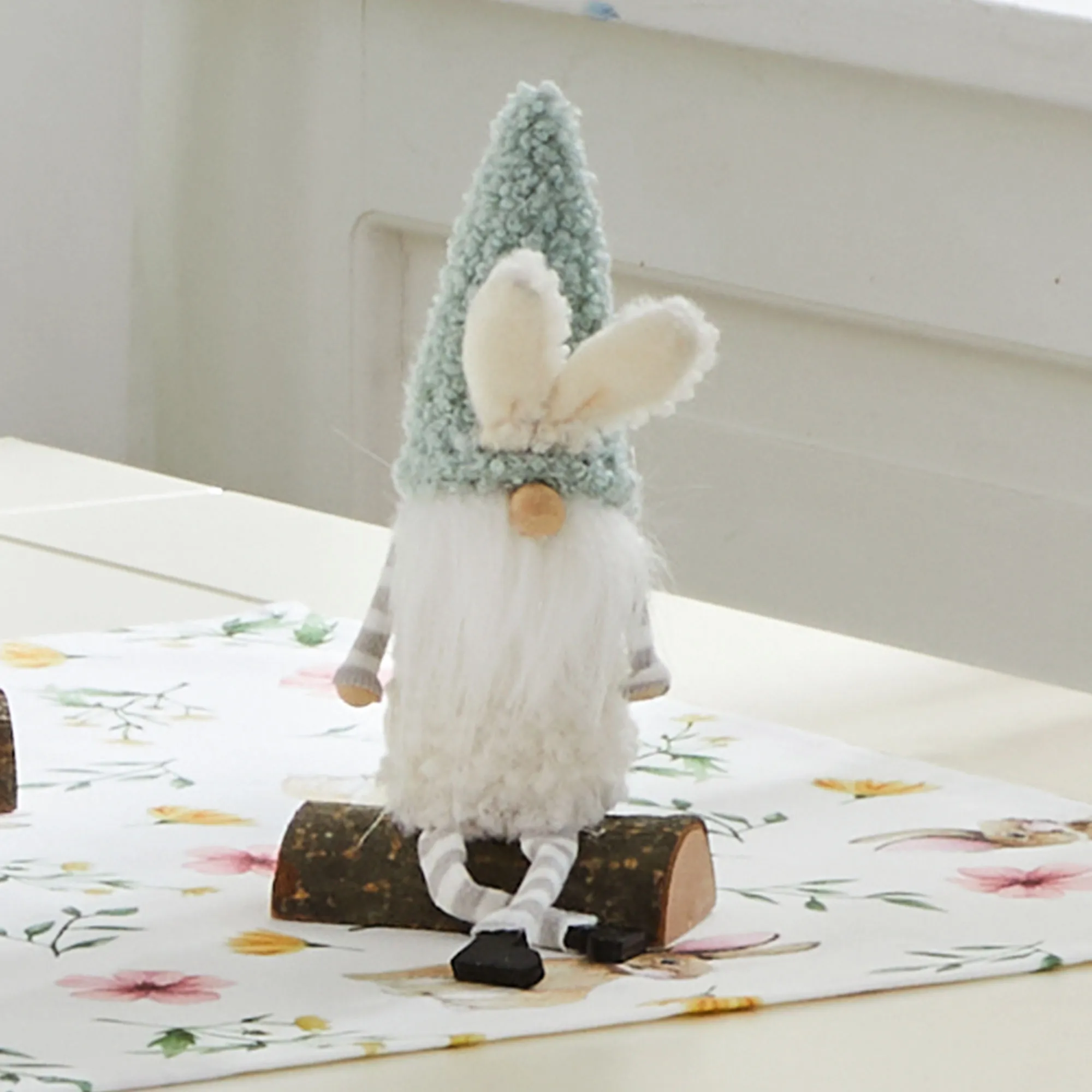 Deko-Wichtel auf Baumstamm, ca. 9x4x16cm