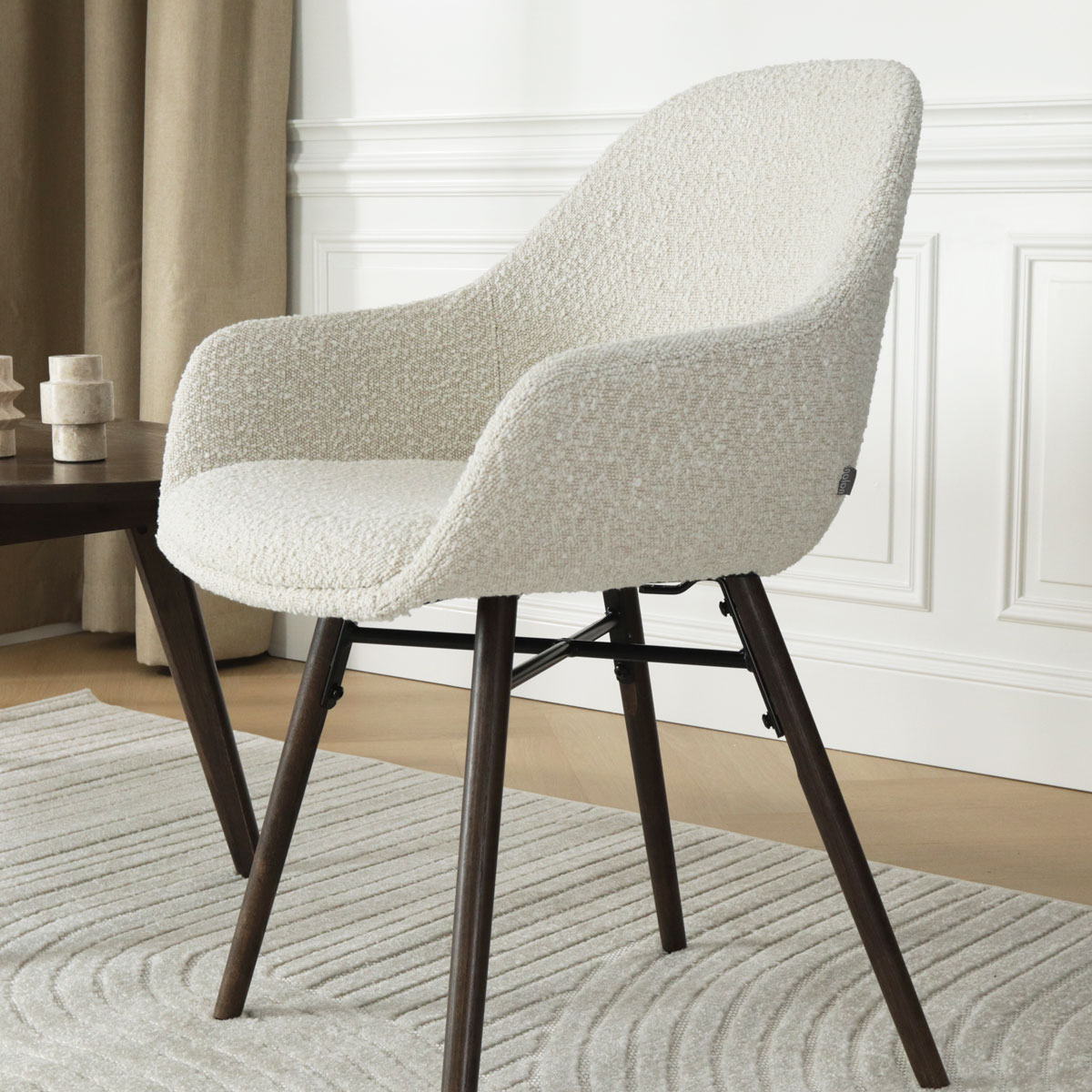 Eetkamerstoel Nena-Mae bouclé beige - walnoten onderstel