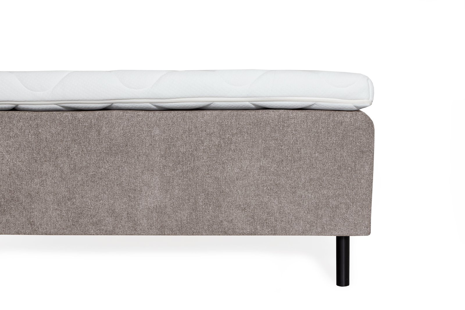 Premium 10 rammeseng Tekstil Storm 09 beige. Medium liggekomfort, Premium 10 overmadras og runde sorte 15 ben.