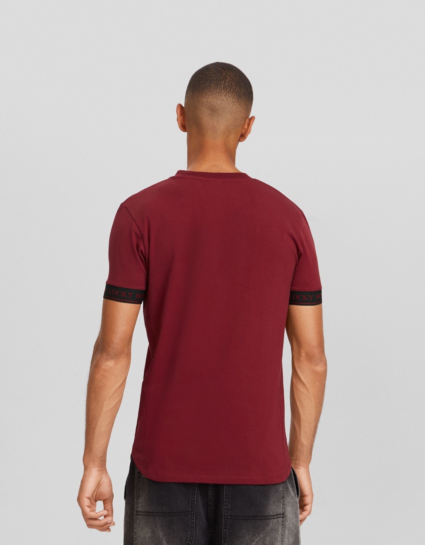 Camiseta de manga curta com modelagem justa e detalhe listrado.
