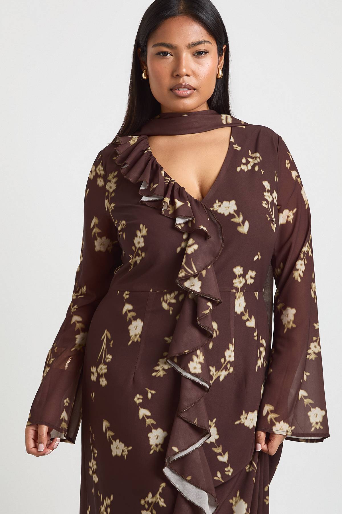 boohoo Robe Maxi Grande Taille À Détail Volant Frontal Et Foulard