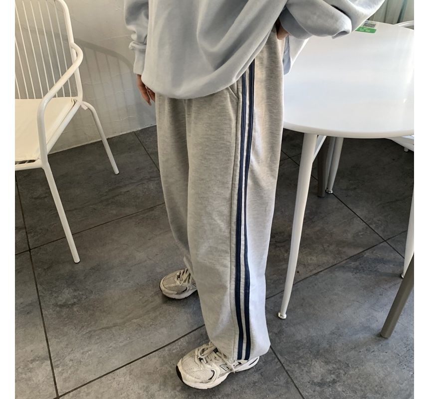Rosesand - Gestreepte, losvallende joggingbroek met hoge taille en wijde pijpen