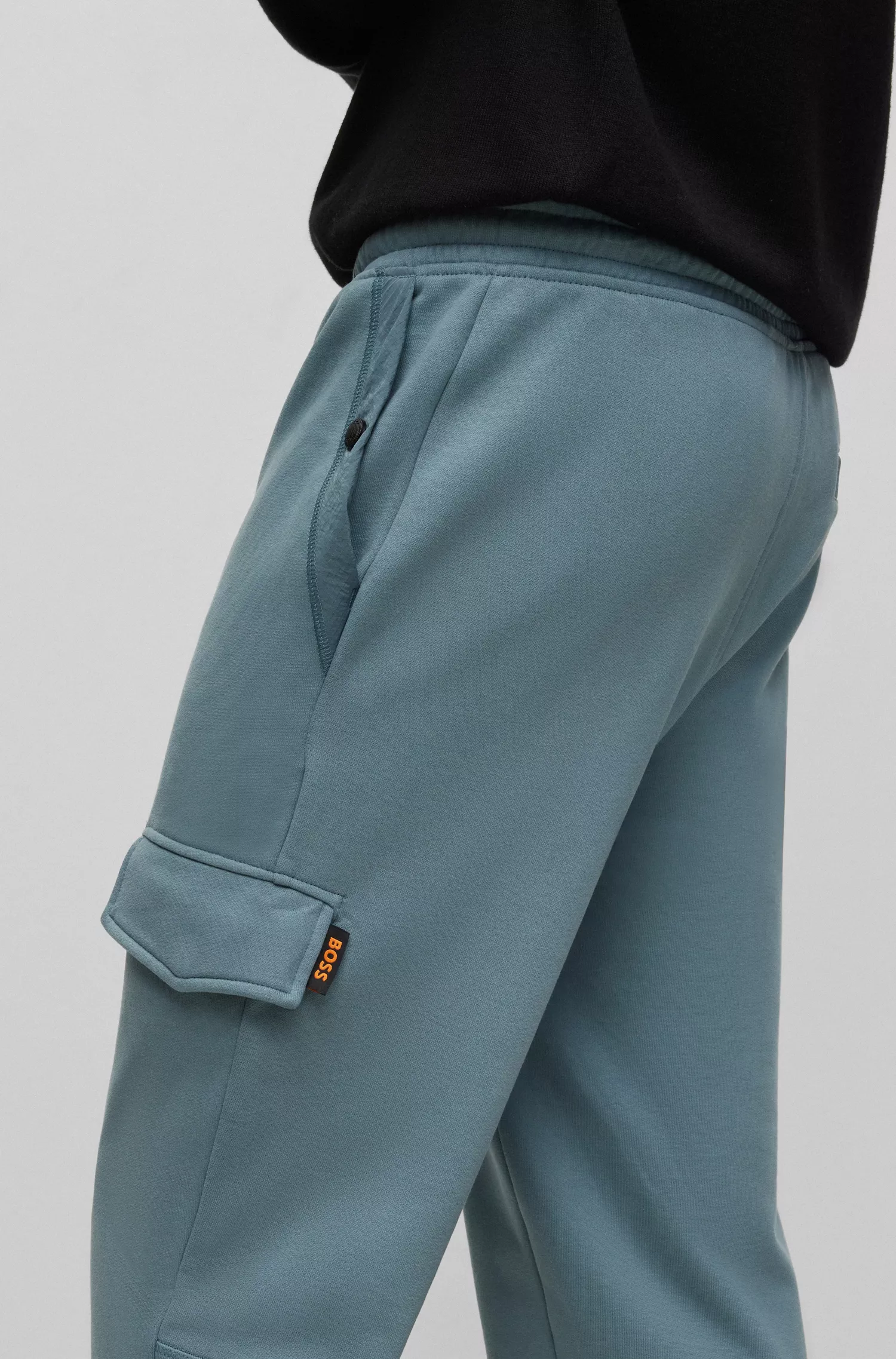Calça de fato de treino BOSS laranja, corte regular, com bolsos cargo.