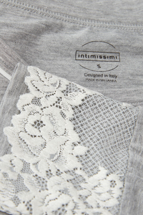 Camiseta modal com lindas flores
