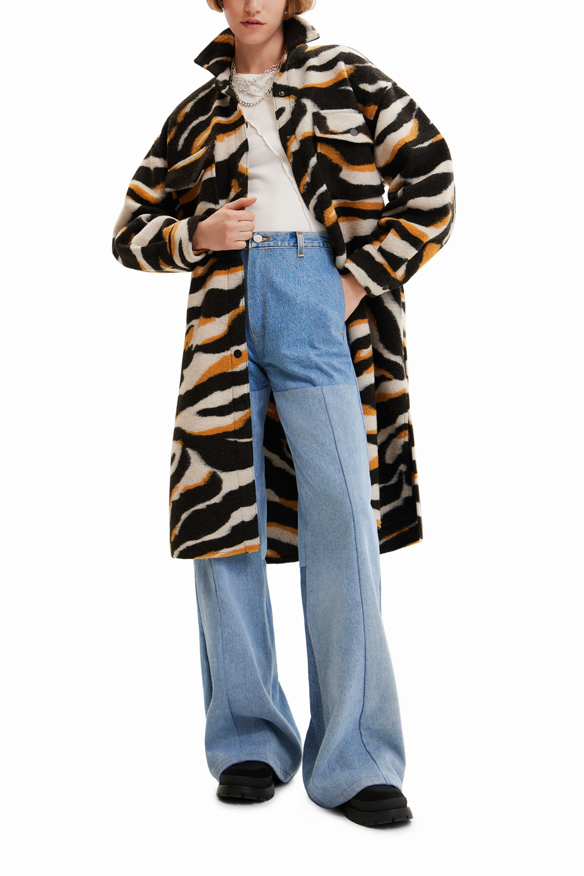 Casaco comprido com sobrecamisa de estampa de zebra