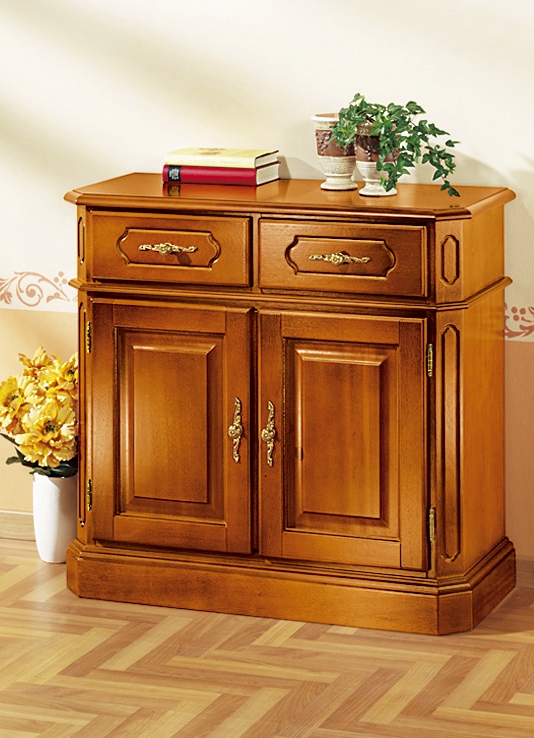 Kommode mit eleganten, goldfarbenen Metallgriffen