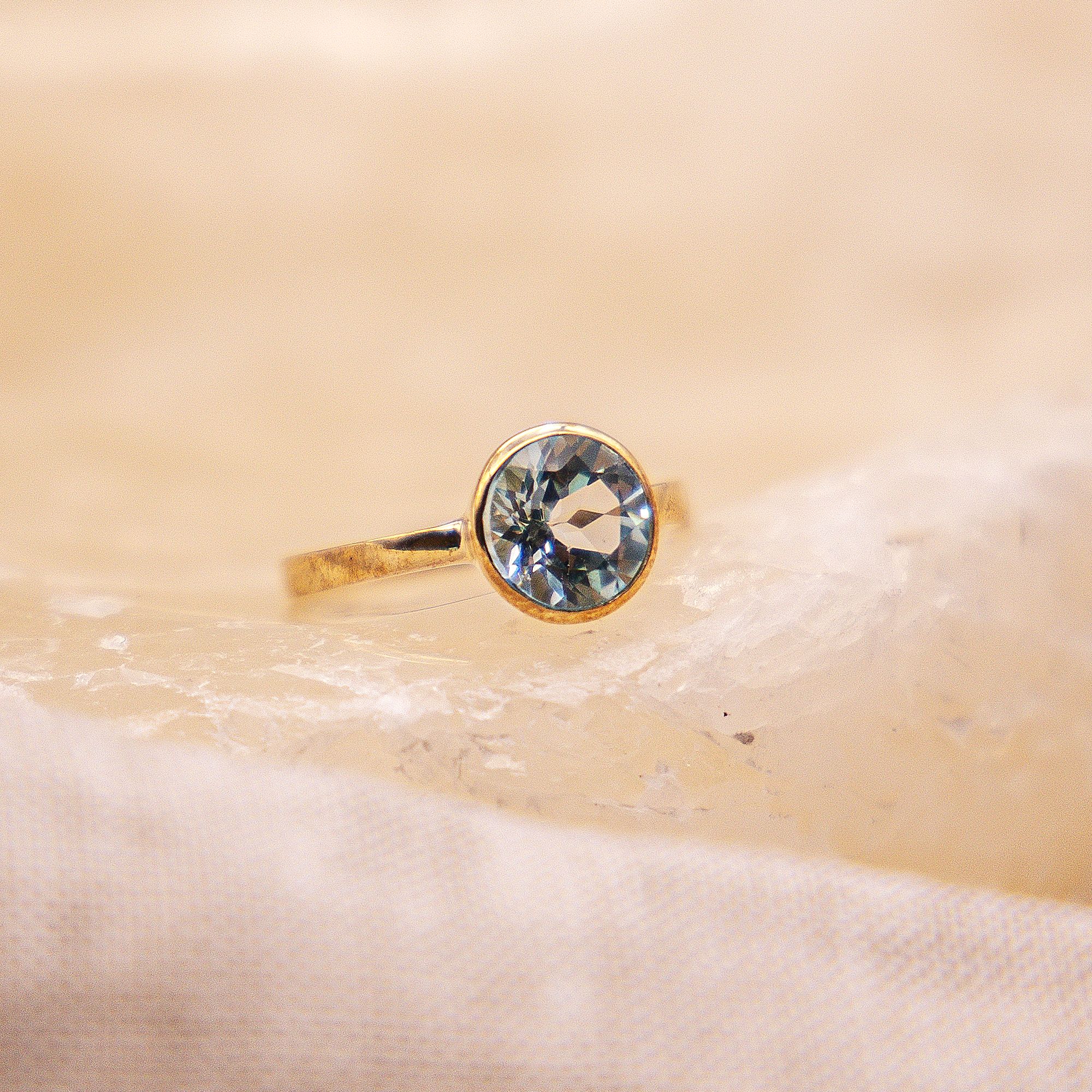 Fascination by Ellen K. Ring 375 Gold mit Blautopas (beh.)