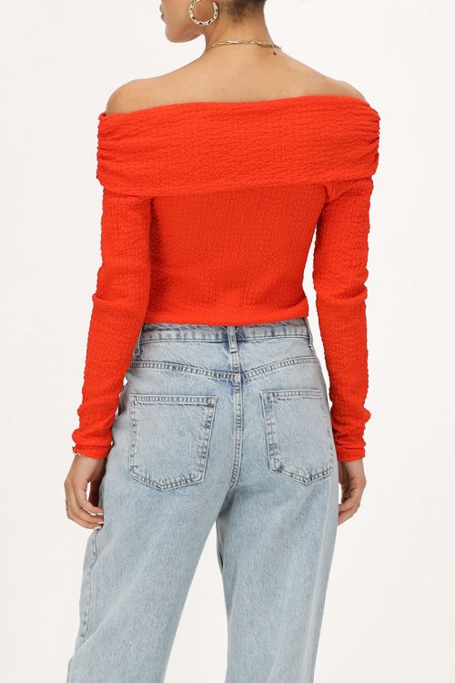 Oranje off-shoulder top met structuur