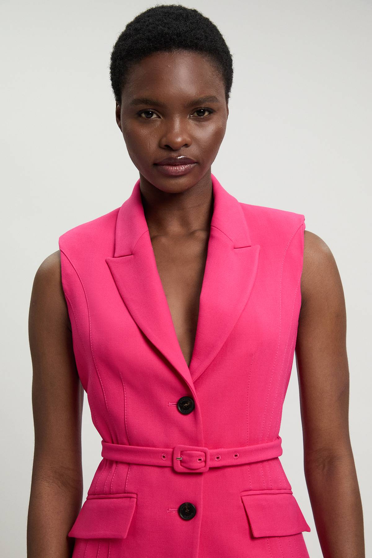 KarenMillen Blazer Sans Manches Cintré En Crêpe Structuré Avec Ceinture