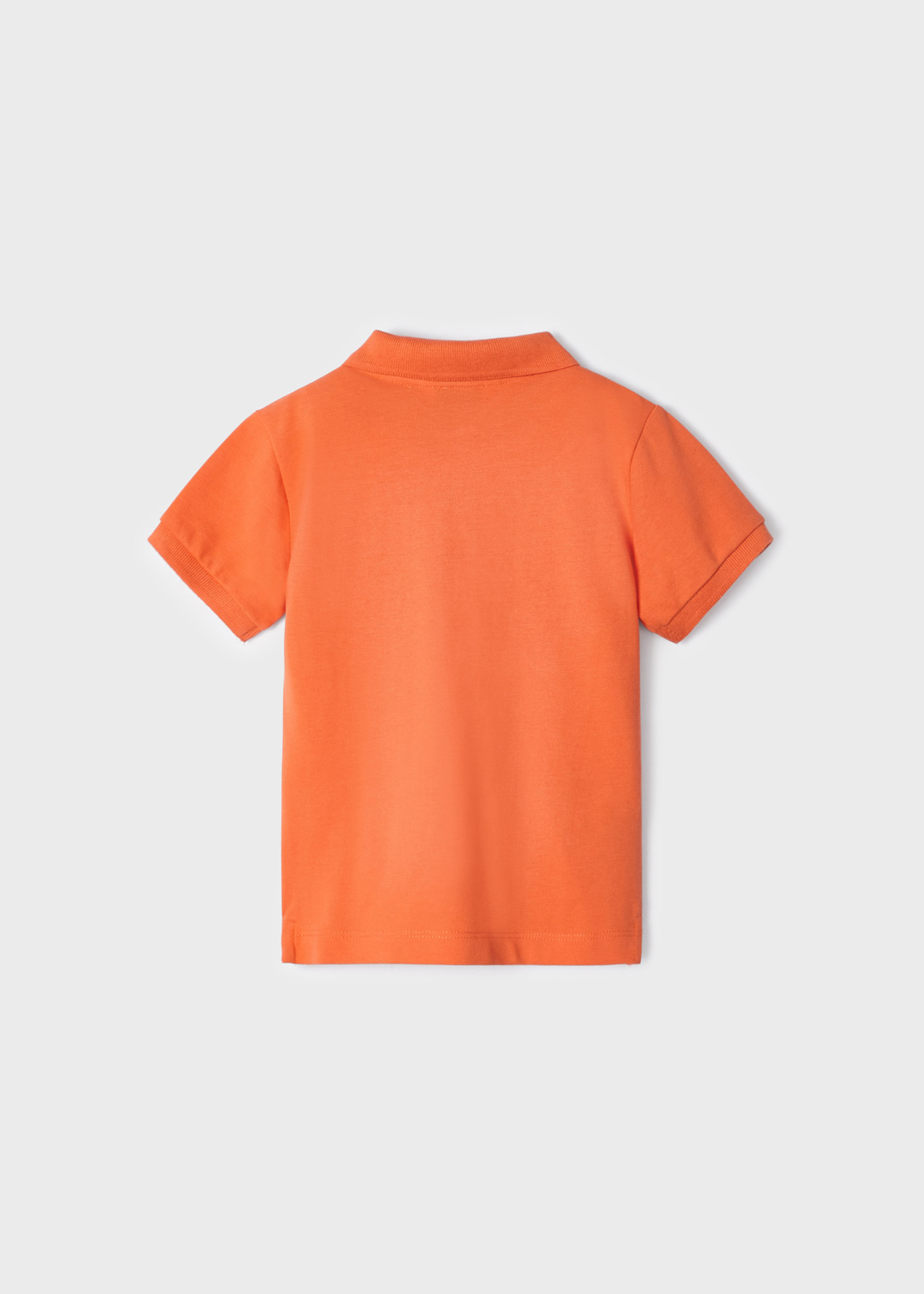 Camisa polo básica de manga curta na cor granito para meninos