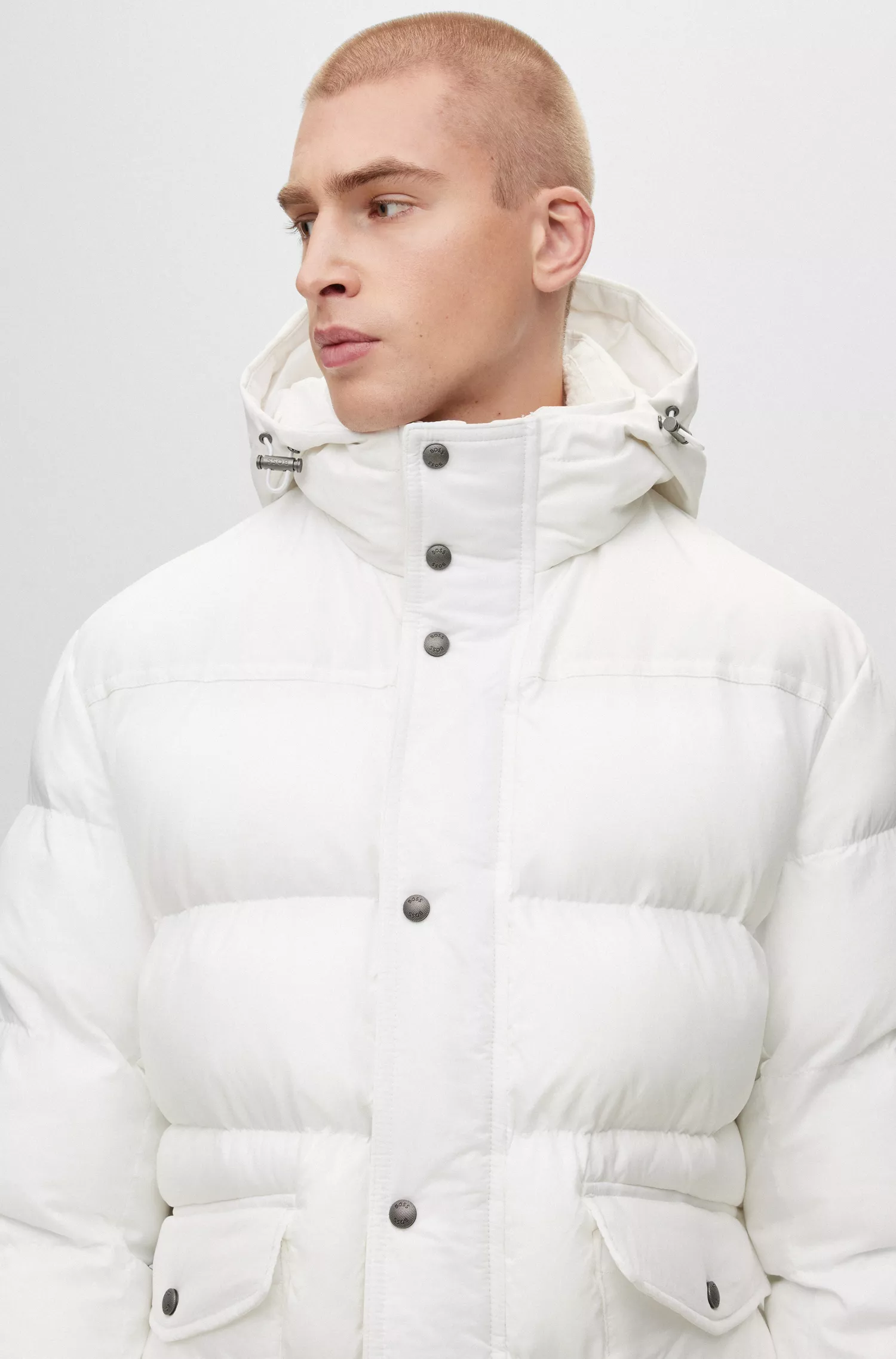 Jaqueta parka BOSS laranja, modelagem relaxada e repelente à água, com emblema da marca.