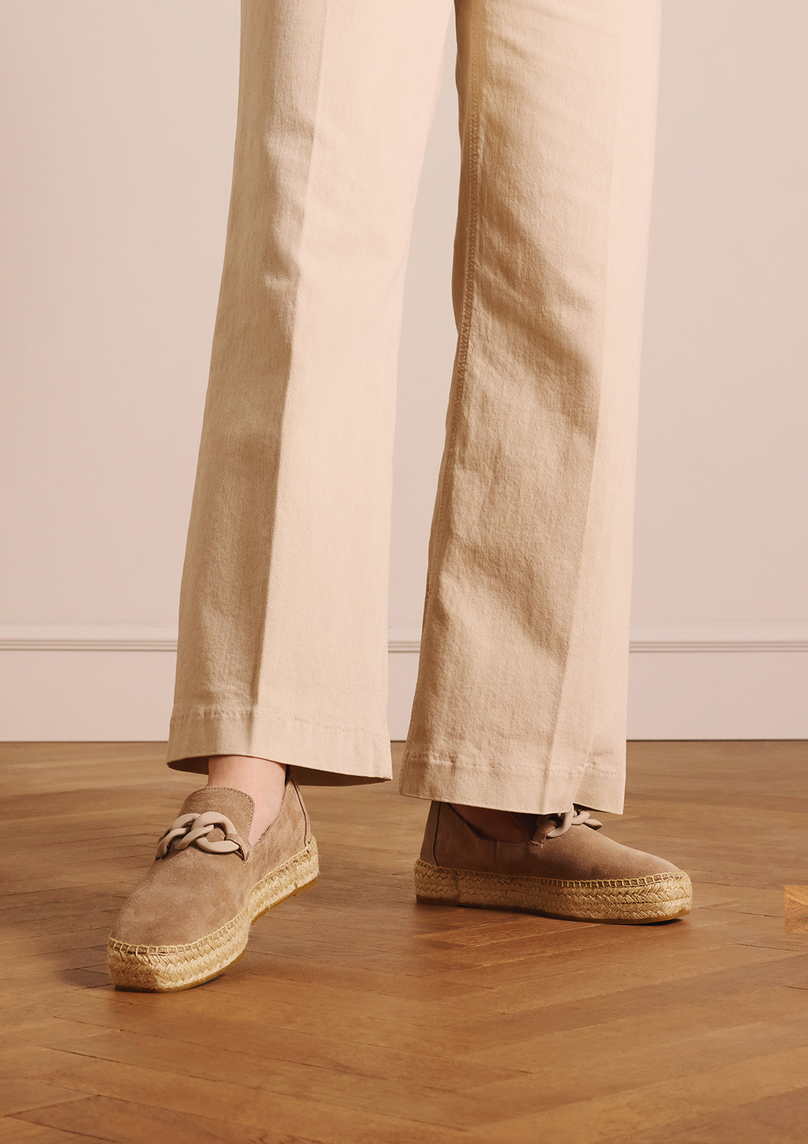 Taupe suède espadrilles met chain