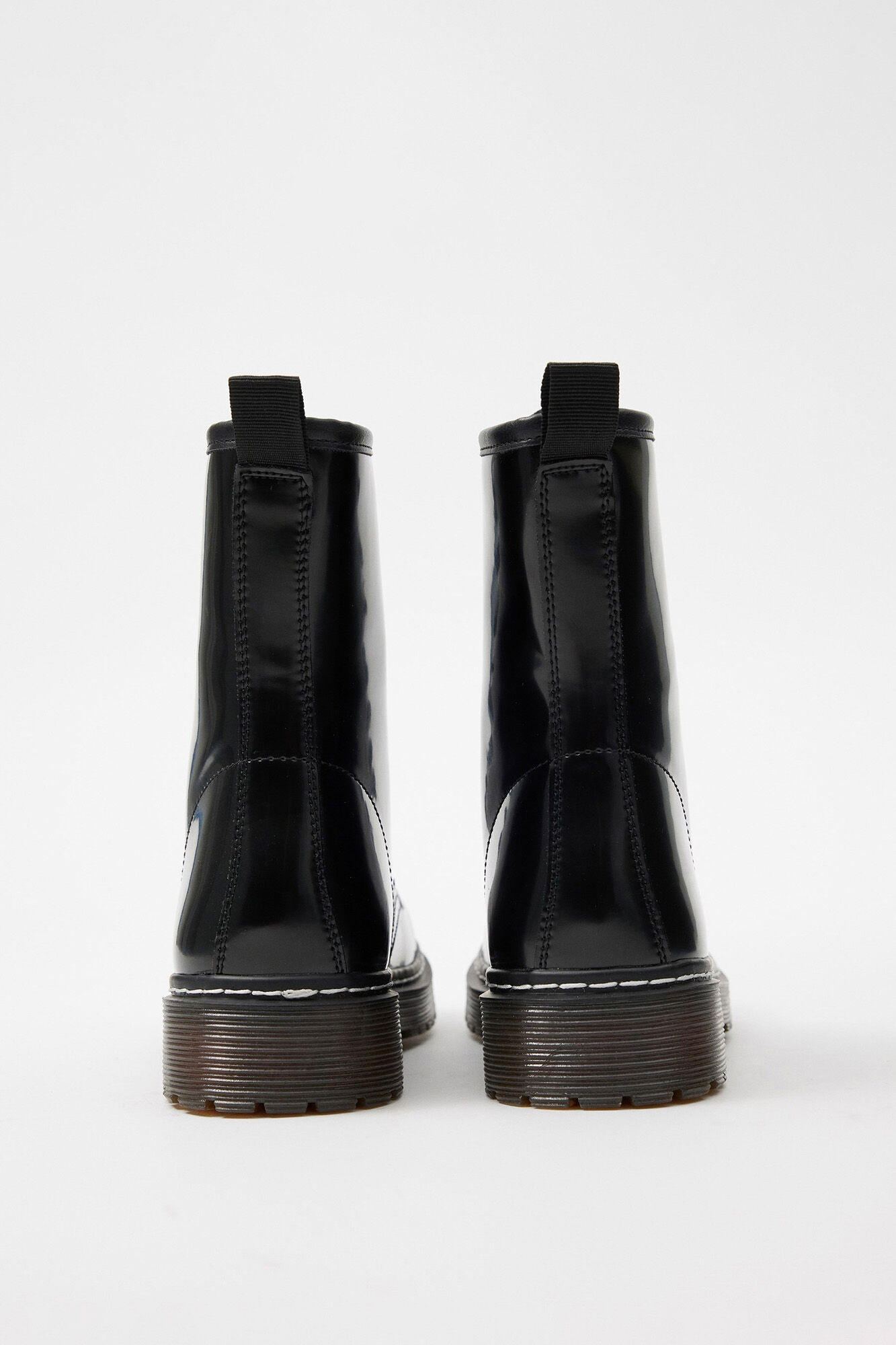 Bota de cano curto com sola transparente
