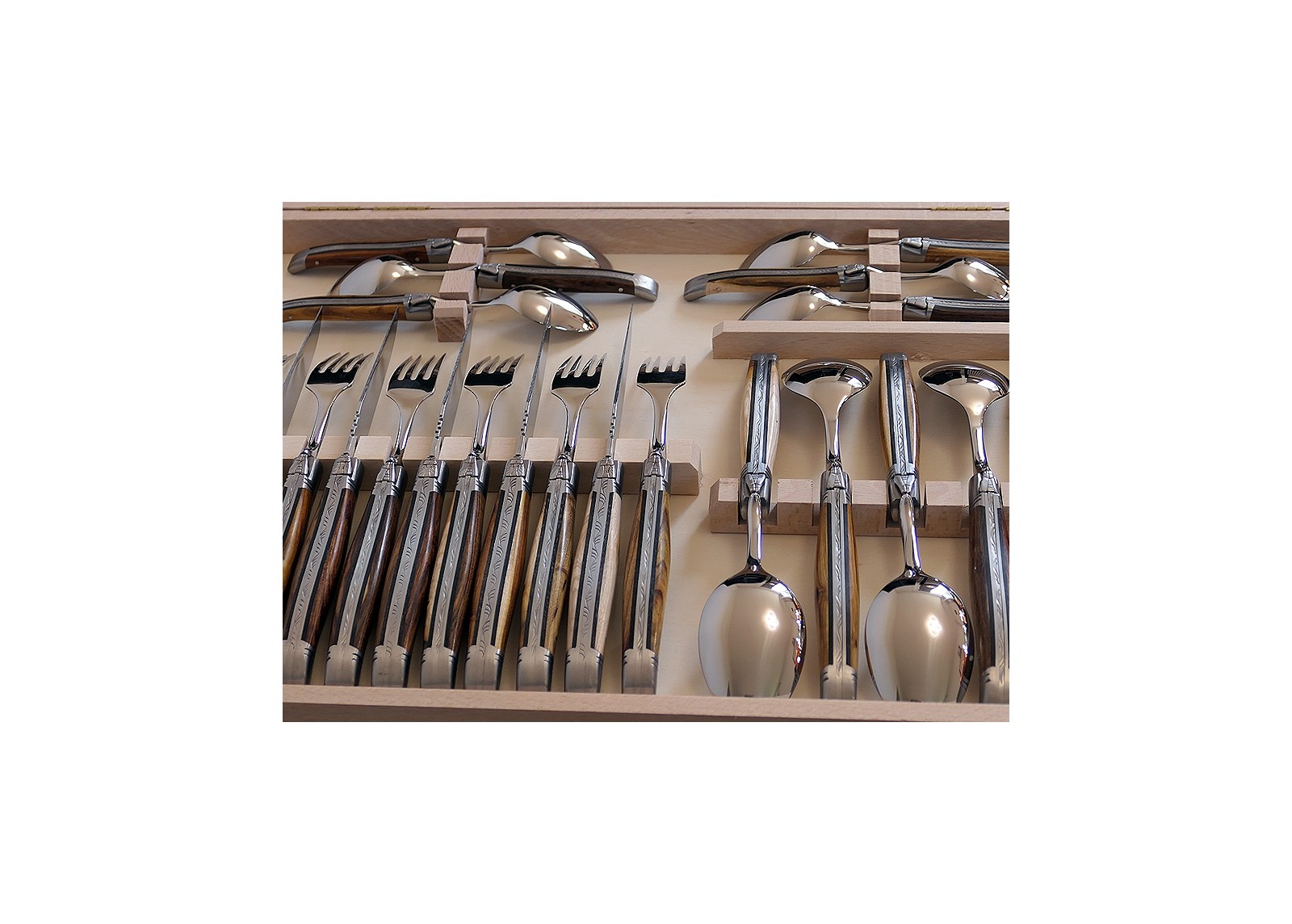 Service Laguiole de 24 pièces avec un manche en bois de pistachier et mitres en acier inoxydable