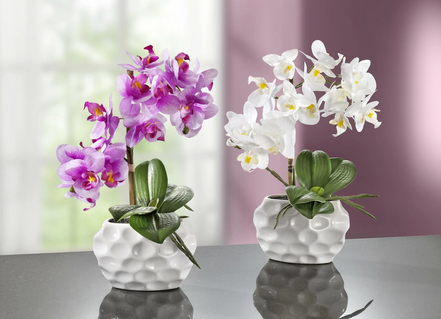 Orchideen-Gesteck in Keramikvase