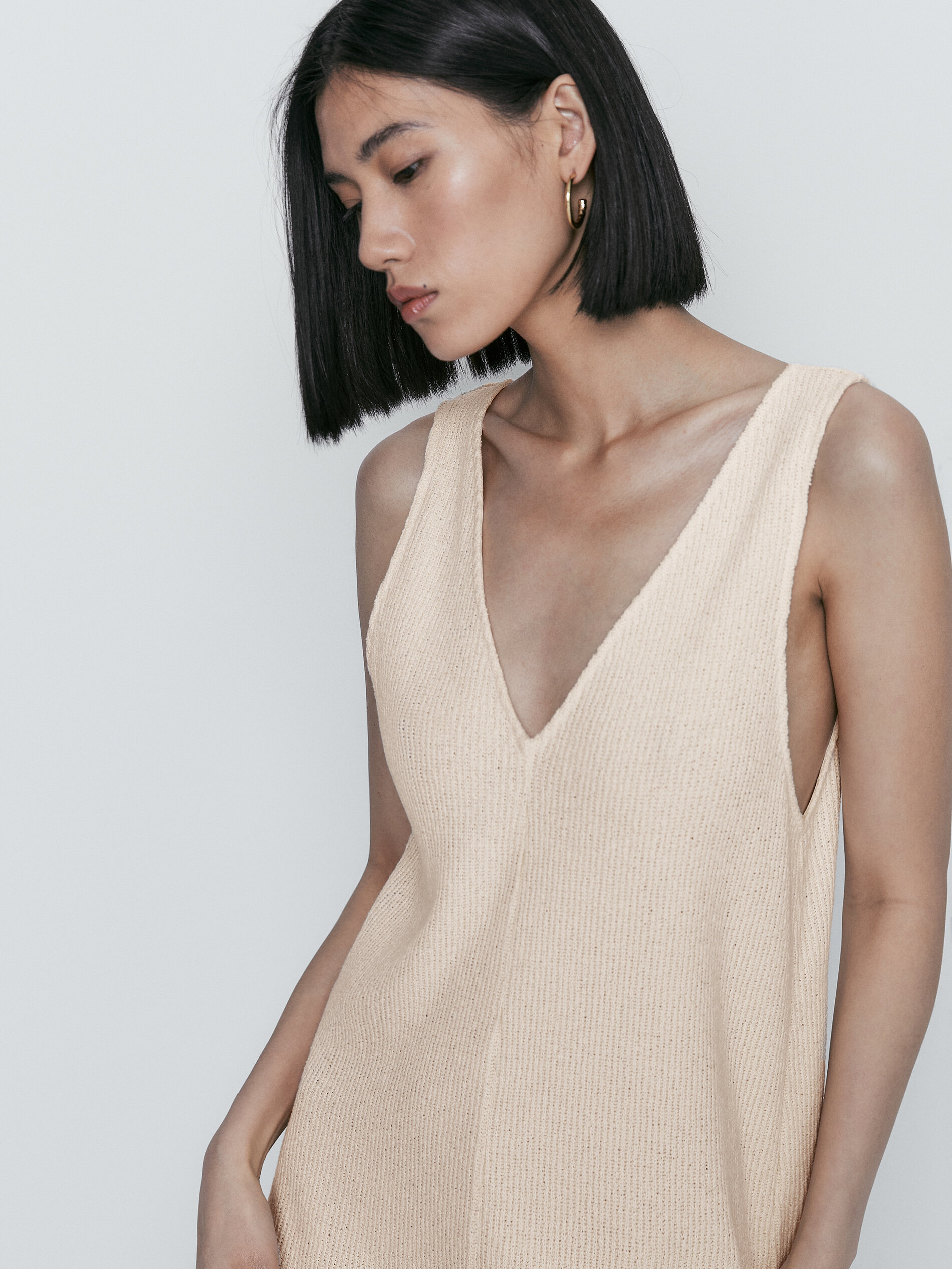 Vestido estruturado com decote em V e fenda - RAW