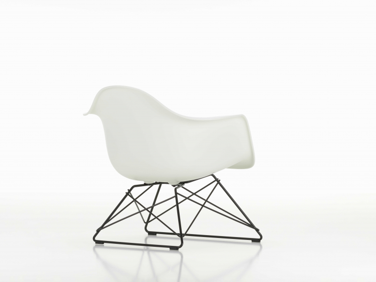 Vitra Eames LAR loungestoel zwart onderstel, Rusty Orange