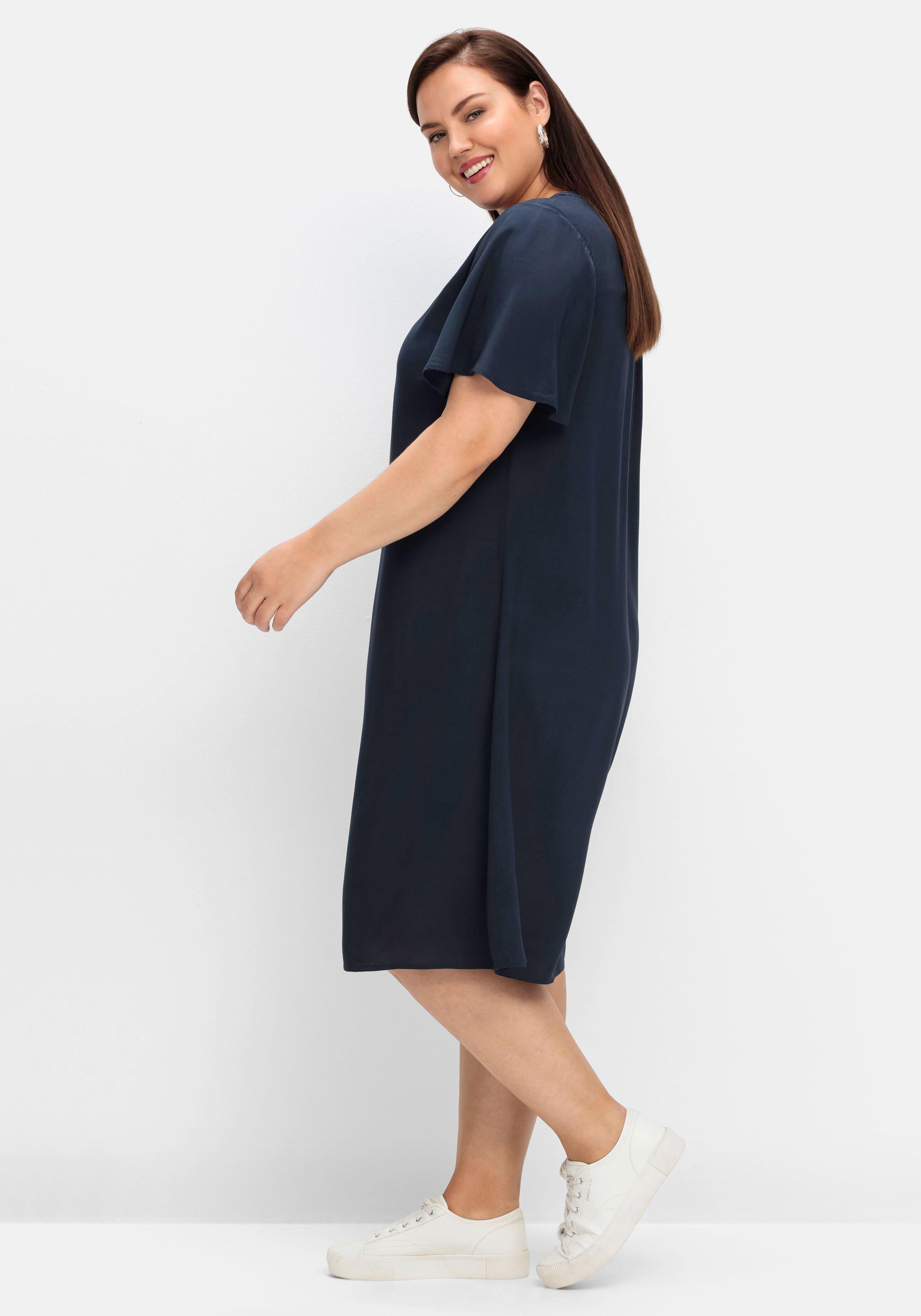 Kleid mit Schlitz und Bindeband am Ausschnitt